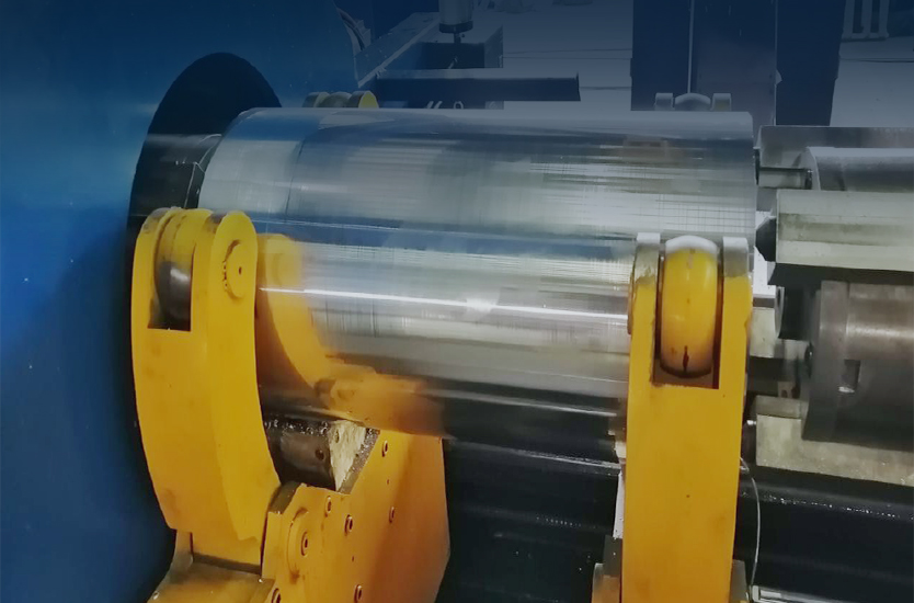 At Nanshan Aluminum, the billet peeling machine is currently peeling the surface of the aluminum billets after sawing